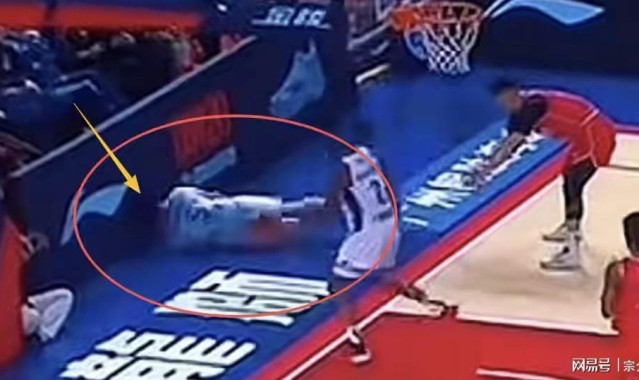 世界杯官方入口-CBA广告牌再惹祸，导致球员受伤，球迷怒喷不专业只想赚钱