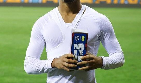 世界杯直播平台下载-太阳报：英格兰U21更衣室遭偷拍，恩瓦内里挥动毛巾愤怒遮窗